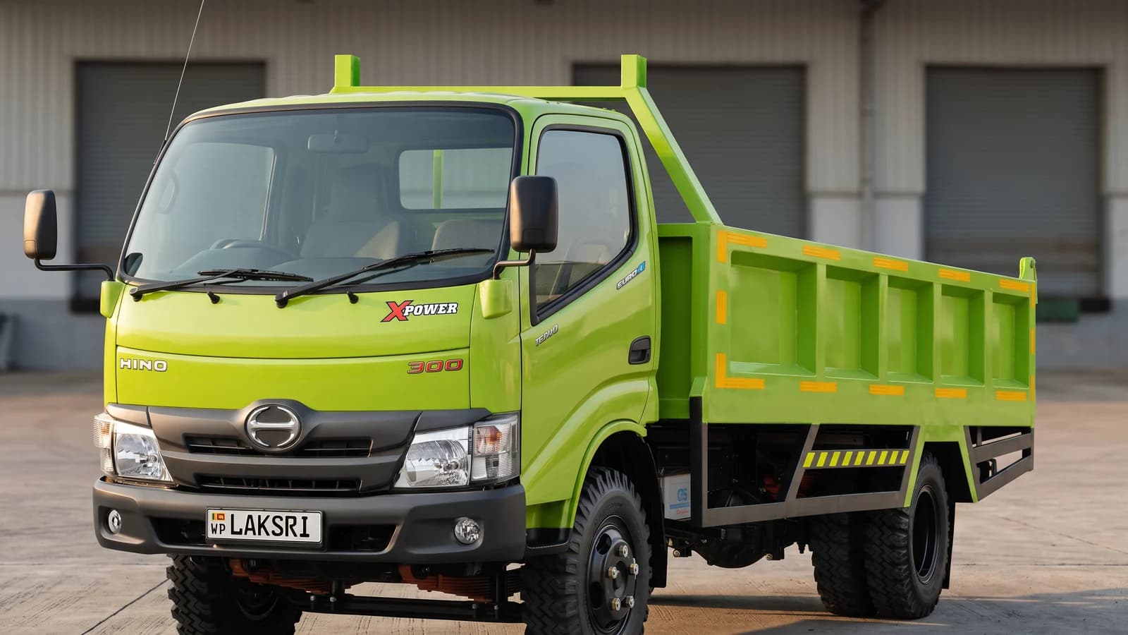 hino dutro-300 in orugodawatta yard