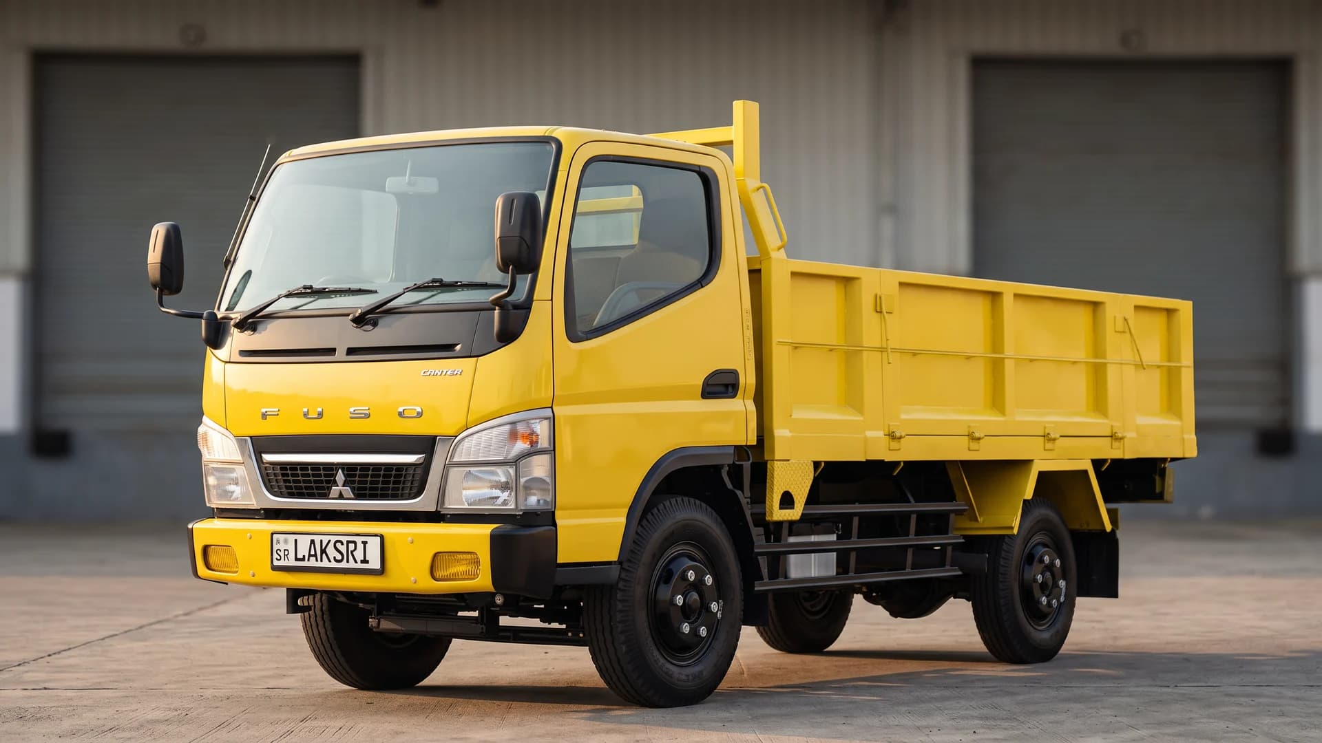 mitsubishi-fuso canter-fe-71 in orugodawatta yard